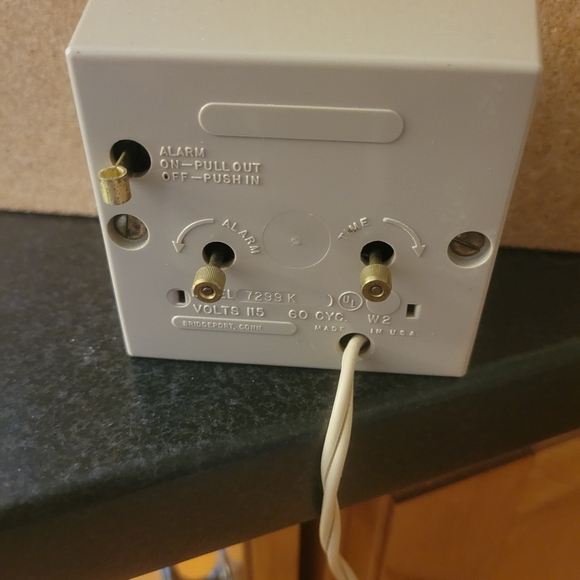 Vintage General Electric Bedside Alarm Clock - Picture 6 of 6